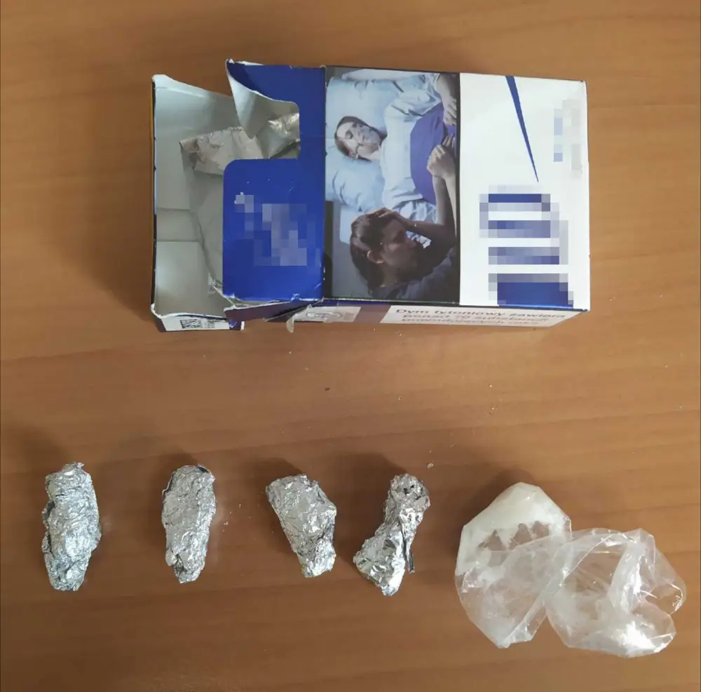 Zatrzymani z mefedronem ukrytym w opakowaniu po papierosach