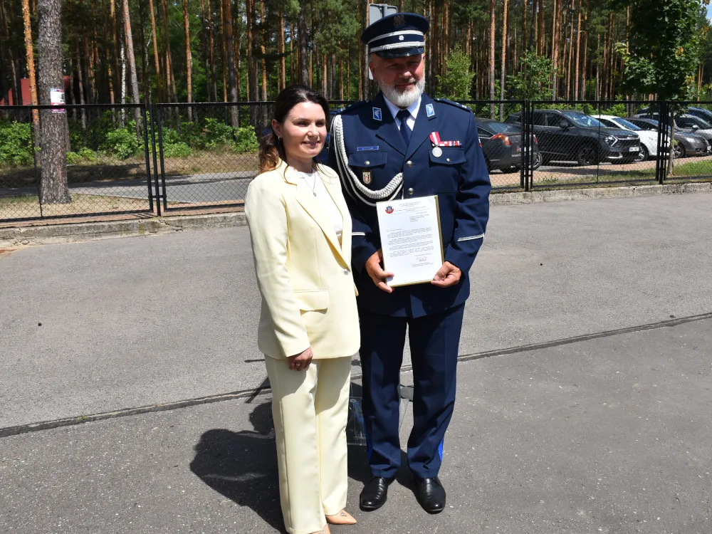 Zakończenie roku szkolnego 2025/2026 w Liceum Ogólnokształcącym im. Bitwy Warszawskiej 1920 roku w Urlach z udziałem Komendanta Policji