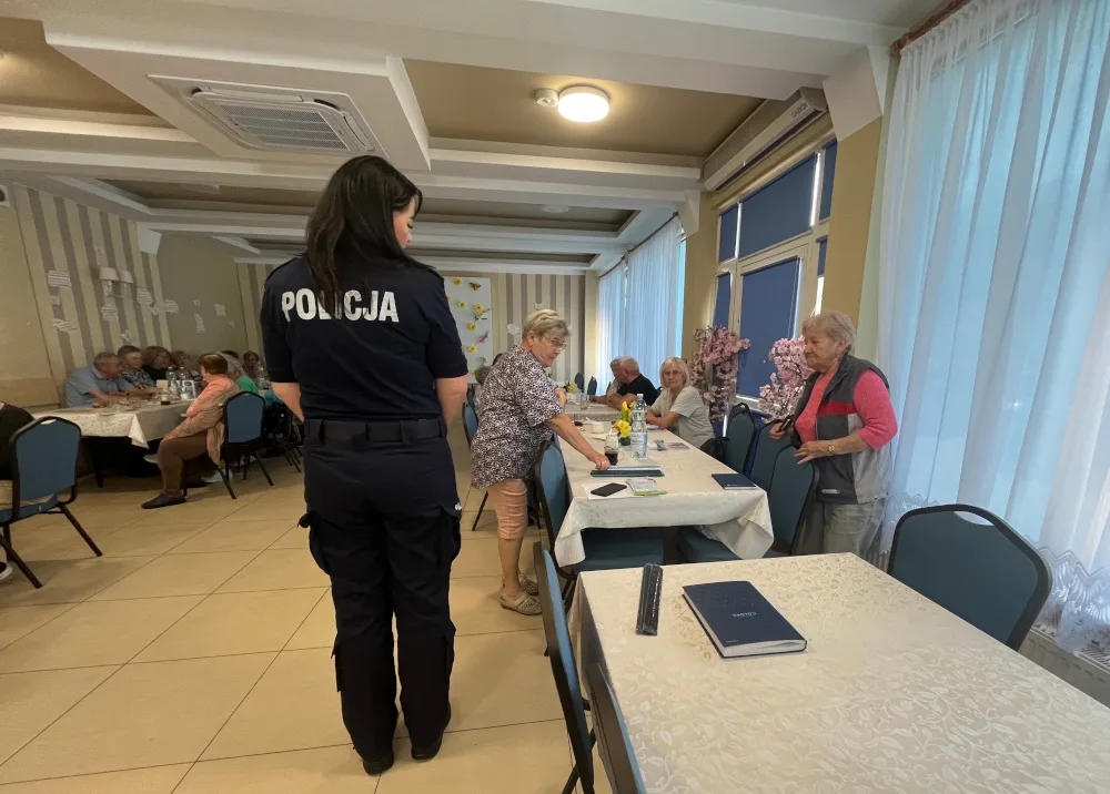 Spotkanie policjantek z seniorami na temat bezpieczeństwa i oszustw