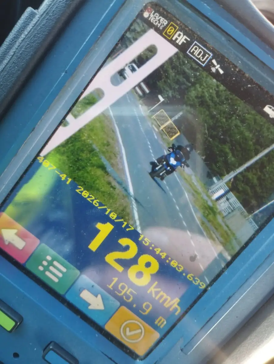 Motocyklista ukarany mandatem za prędkość 128 km/h w terenie zabudowanym