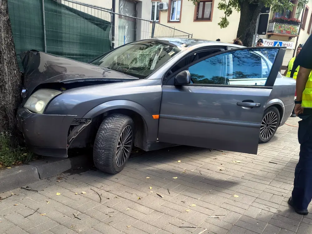Pościg w Wołominie zakończony uderzeniem w drzewo i ucieczką pieszo
