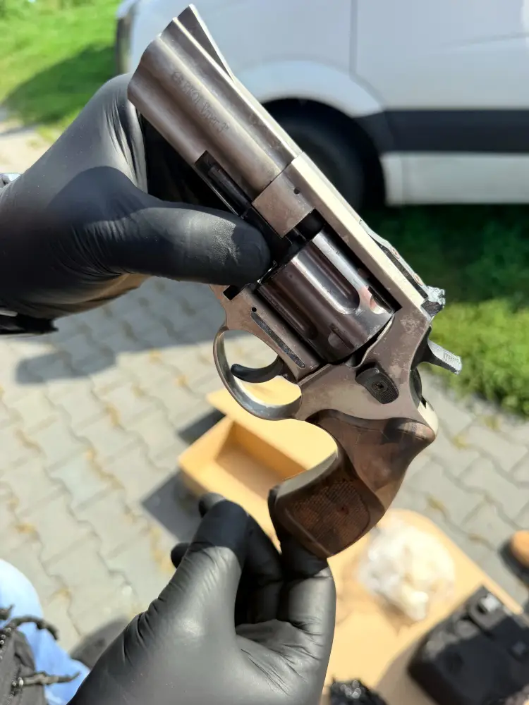 Policja w Wołominie zabezpieczyła klefedron, broń i gotówkę, 44-letni mężczyzna aresztowany