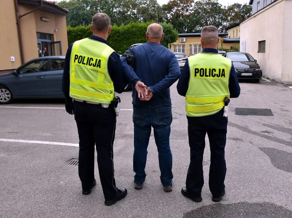 Zatrzymanie 57-latka po kradzieży samochodu i próbie ucieczki