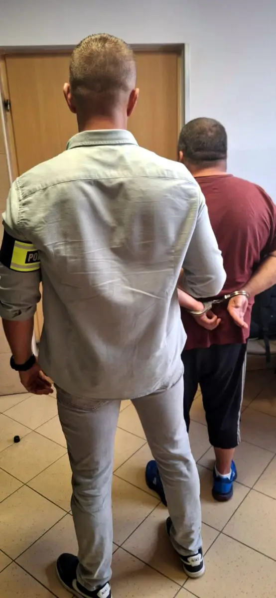 Finał kontroli drogowej w Markach: Kierowca z zakazem, pasażer poszukiwany