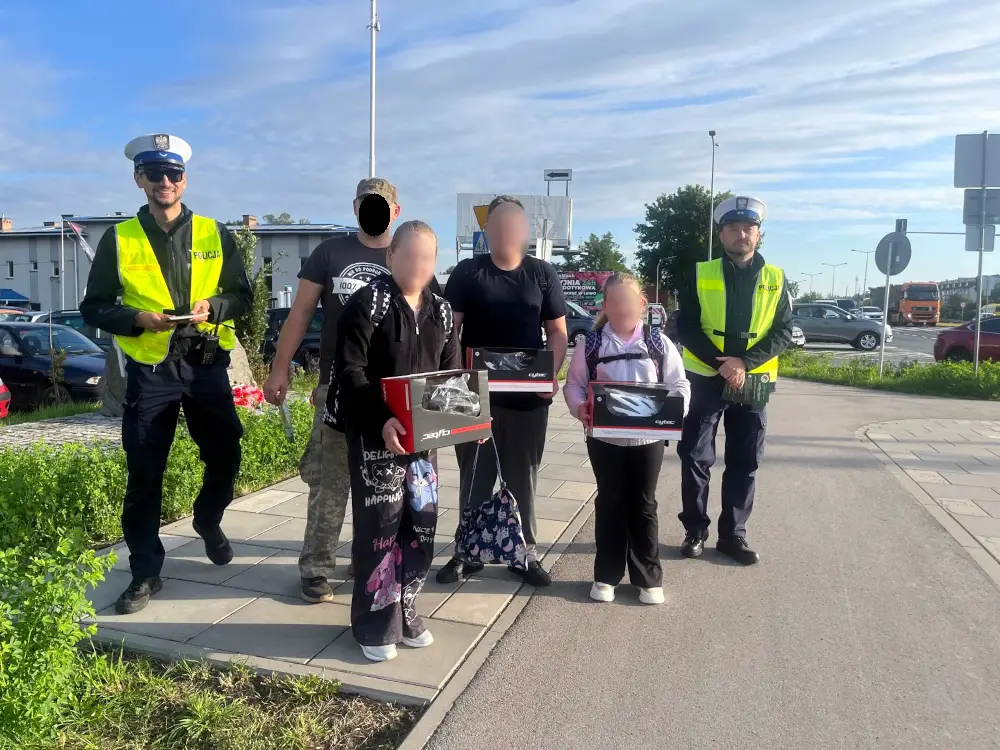 Policjanci zapewniali bezpieczeństwo dzieci w ramach akcji 'Bezpieczna droga do szkoły 2026'