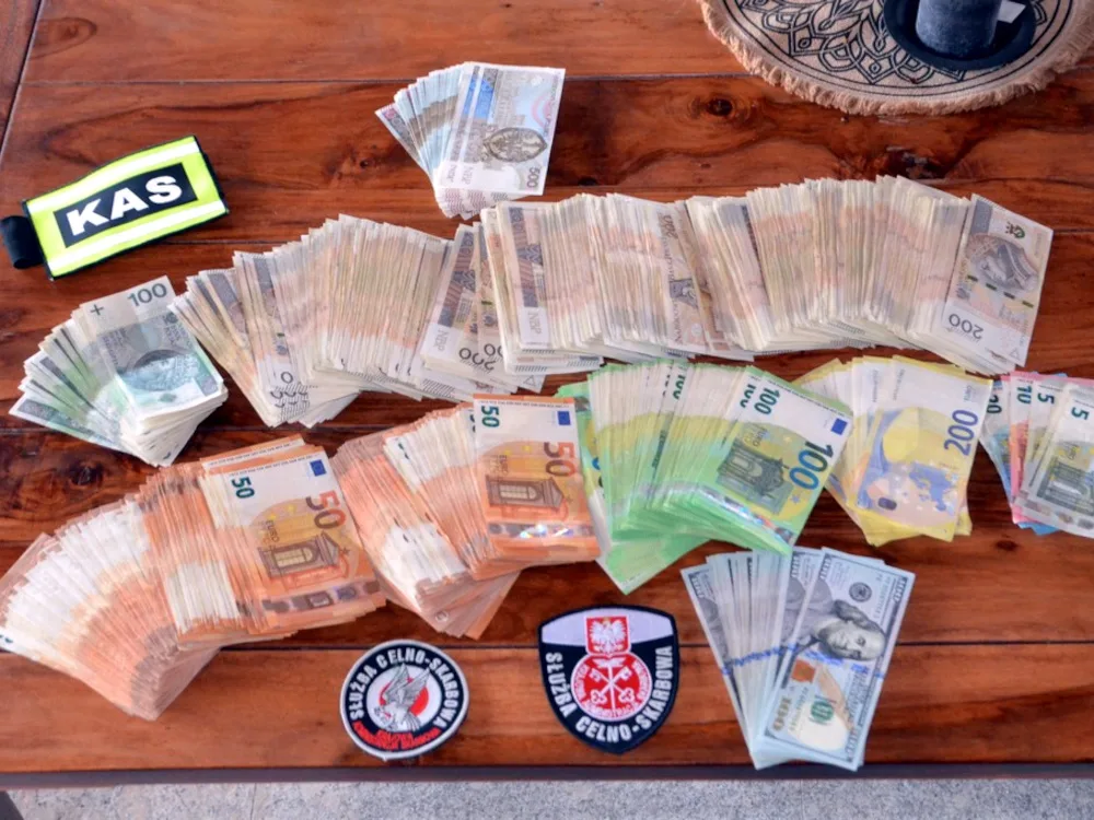 Rozbicie zorganizowanej grupy przestępczej przez policję i Służbę Celno-Skarbową
