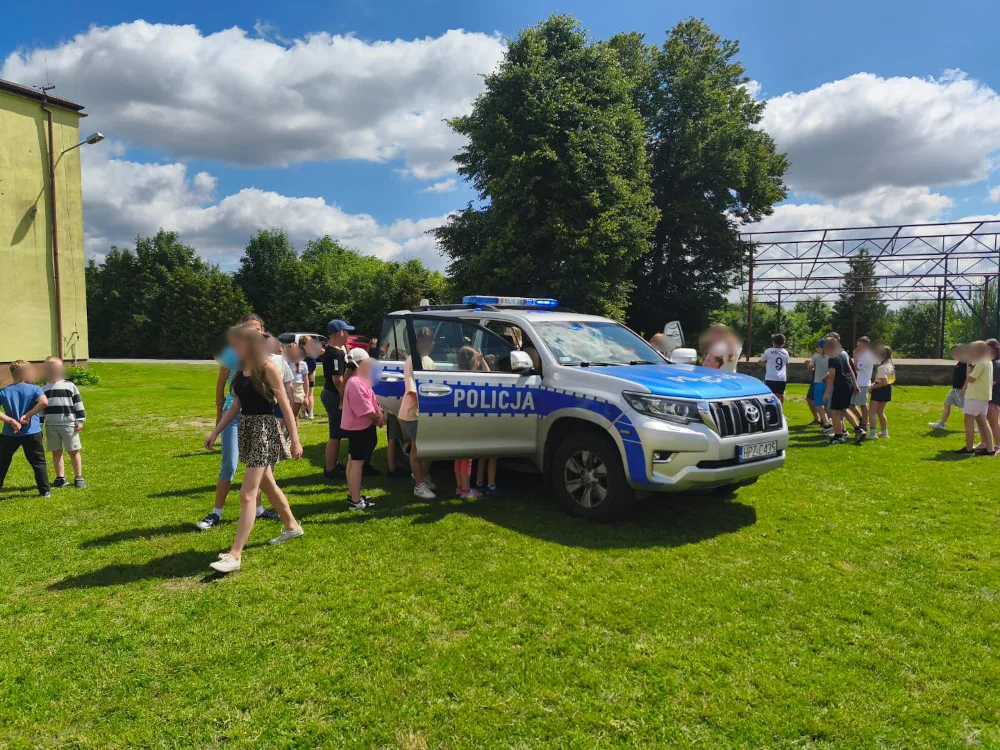 Dzielnicowi przypomnieli uczniom zasady bezpieczeństwa na wakacjach